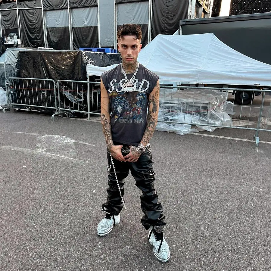 Il rapper Tony Boy, famoso e... dannato: ma ai domiciliari deve tornare da mamma e papà