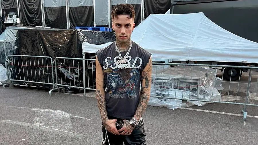 Il rapper Tony Boy, famoso e... dannato: ma ai domiciliari deve tornare da mamma e papà
