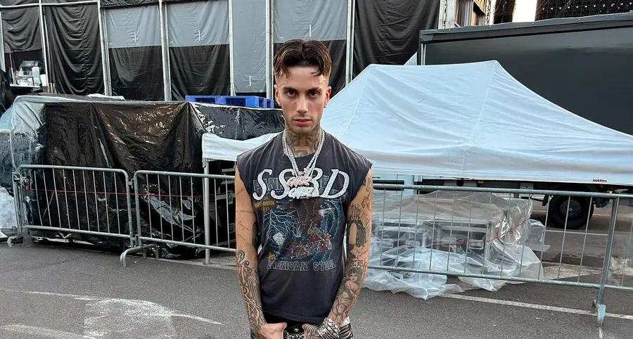 Il rapper Tony Boy, famoso e... dannato: ma ai domiciliari deve tornare da mamma e papà