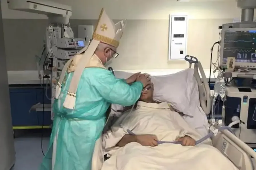 Un momento della celebrazione del 15 luglio scorso in ospedale con l\\'arcivescovo di Catania Luigi Renna che ordina diacono Pino Cannav\\u00F2