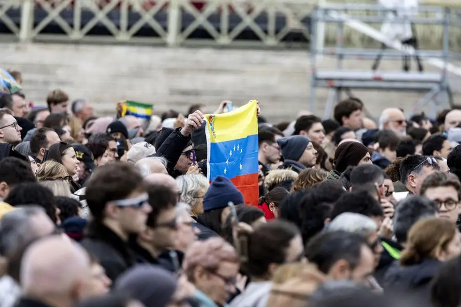 A Venezuelan flag while Pope Leo XIV delivers a speech to pilgrims from the window of the apostolic palace overlooking Saint Peter's square during his Sunday Angelus prayer at the Vatican City, 04 January 2026. ANSA/MASSIMO PERCOSSI