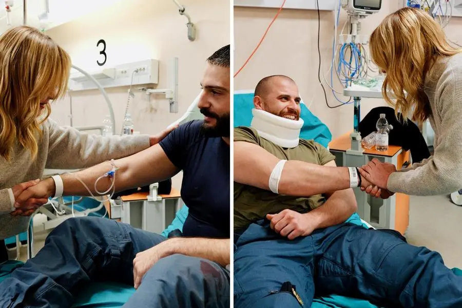 Nella combo, la premier Giorgia Meloni all'Ospedale Molinette di Torino, mentre fa visita a Lorenzo (D) e a Alessandro (S), due poliziotti rimasti feriti durante gli scontri al corteo per il centro sociale Askatasuna di sabato scorso