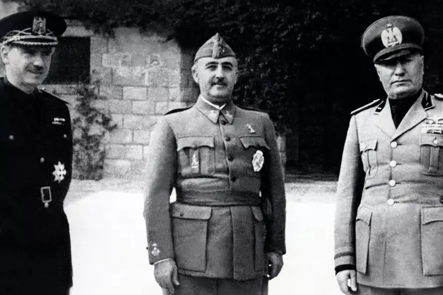 Al centro Francisco Franco (1892-1975), noto come el Caudillo, è stato il dittatore della Spagna dal 1939 al 1975, a destra, Benito Mussolini (Predappio, 29 luglio 1883 – Giulino di Mezzegra, 28 aprile 1945).