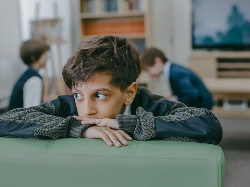 Chi chiamare in caso di bullismo? Chiedere aiuto non è “fare la spia”