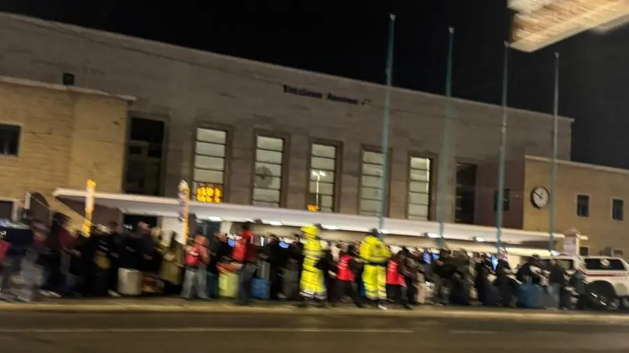 Sotto la pioggia, al freddo e senza risposte, la mia odissea di Pasqua per tornare al Sud in treno insieme a migliaia di persone (che però non fanno notizia)