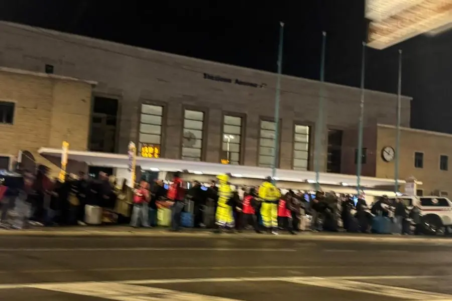 Folla di passeggeri fermi davanti alla stazione di Ancona, nella notte tra il 1\\u00B0 e il 2 aprile, a causa dell\\'interruzione della circolazione ferroviaria sospesa in Abruzzo tra Fossacesia e Porto di Vasto, in provincia di Chieti, per l\\'esondazione del fiume Osento , ANSA