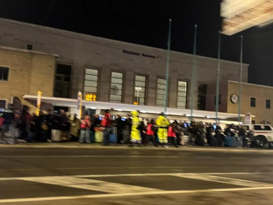 Sotto la pioggia, al freddo e senza risposte, la mia odissea di Pasqua per tornare al Sud in treno insieme a migliaia di persone (che però non fanno notizia)