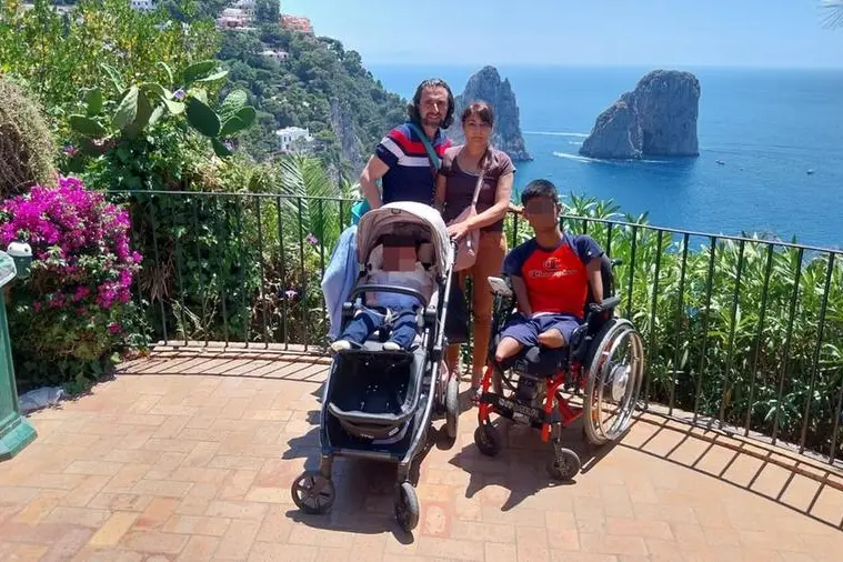 I Castaldo in gita a Capri. Con Tommaso, 49 anni, e Pina, 48, ci sono i loro due figli: Matteo, che da poco \\u00E8 diventato maggiorenne, e Maria, 4.