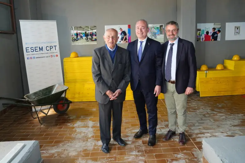 L' inaugurazione della scuola edile nel carcere di Opera, un laboratorio attrezzato per insegnare un lavoro ai reclusi con Andrea Ostellari, sottosegretario di stato alla Giustizia, don Gino Rigoldi (il primo a sinistra) e Silvio Di Gregorio