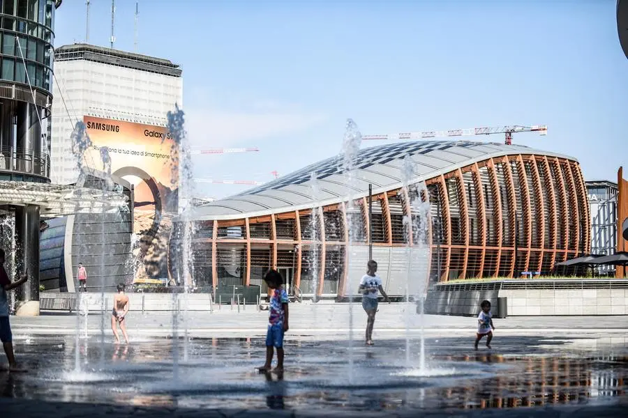 Claudio Furlan / Lapresse 04-08-2018 Milano Italia Cronaca Caldo, milanesi cercano refrigerio nelle fontane di Piazza Gae Aulenti