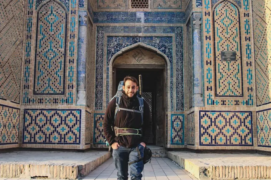 Daniele Ventola (nella foto, a Bukhara, l\\u2019antica citt\\u00E0 carovaniera della Via della Seta, in Uzbekistan) ha 34 anni. \\u00C8 nato a Napoli, suo fratello maggiore \\u00E8 il filosofo Mauro Ventola. Si \\u00E8 laureato in Antropologia a Bologna nel 2017 con una tesi sulla mitologia contemporanea. Nel 2018 ha dato vita al progetto \\u201CVento della Seta\\u201D, partendo per un viaggio a piedi di 2 anni. Il sito del viaggio: www.ventodellaseta.org.