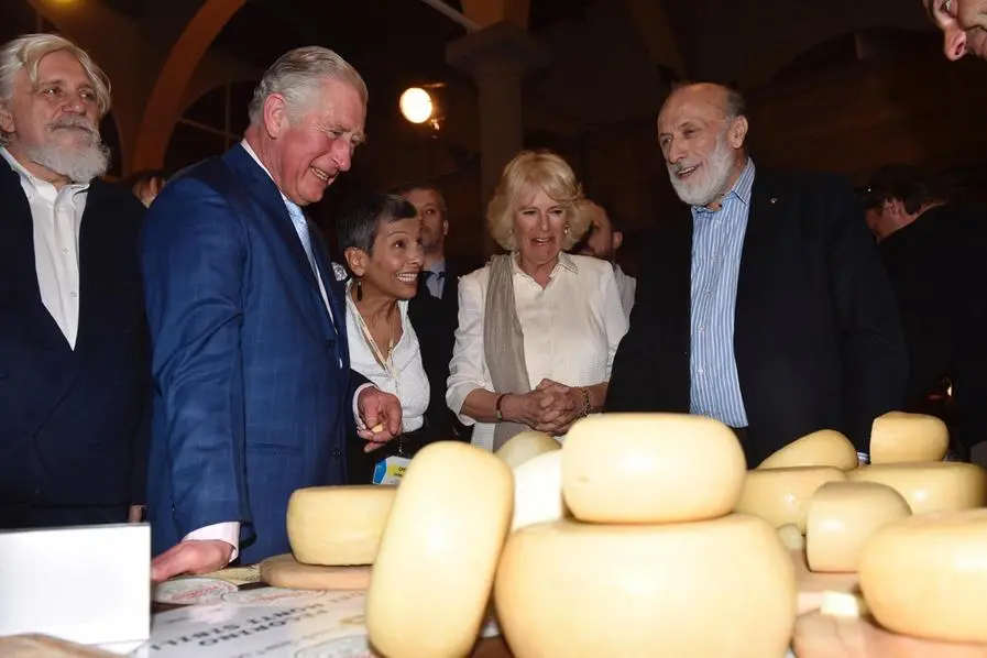 Carlo Petrini, Re Carlo e sua moglie Camilla visitano il Teatro del Sale a Firenze nel 2017. , ANSA