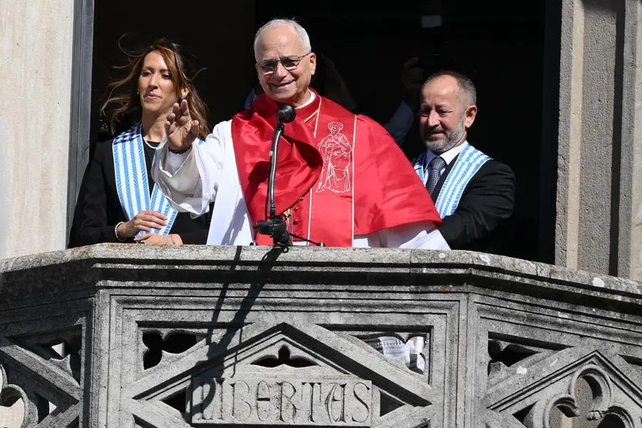 Leone XIV con i capitani reggenti di San Marino Alice Mina e Vladimiro Selva saluta la folla dal balcone del Palazzo Pubblico. , ANSA