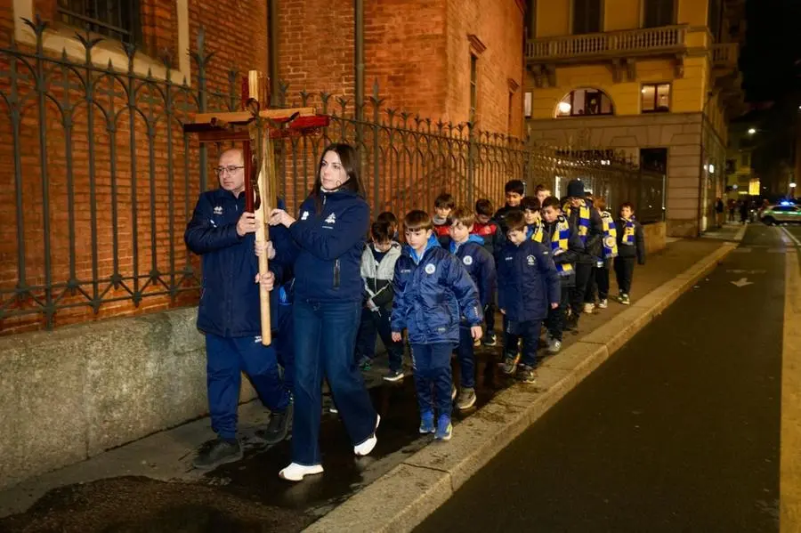 La Croce degli sportivi in processione verso San Babila
