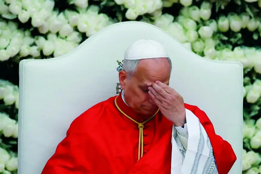 Un momento di stanchezza di Papa Leone ripreso da uno scatto durante il suo viaggio in Africa. Umanissimo (REUTERS/Guglielmo Mangiapane) , REUTERS
