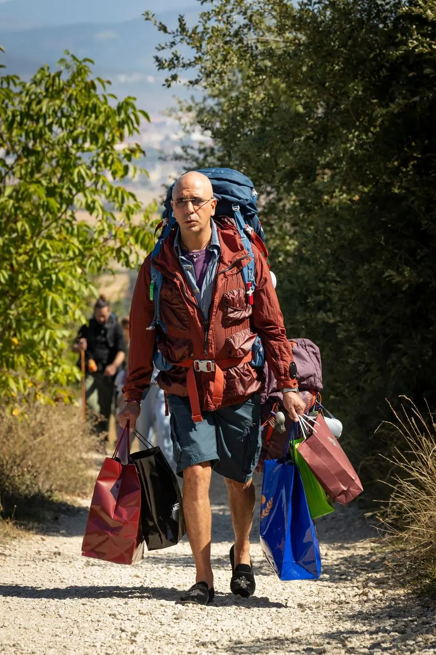 Checco Zalone sul set di Buen camino, alle prese con il sentiero verso Santiago de Compostela. ANSA/UFFICIO STAMPA DI MEDUSA FILM