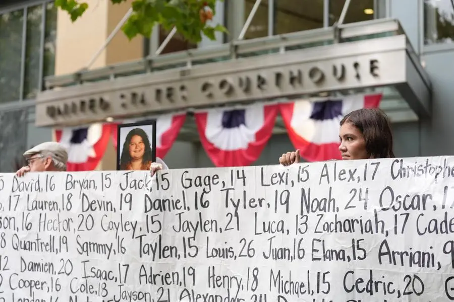 Numerosi manifestanti si sono riuniti in occasione del processo federale contro Meta, presso la Corte distrettuale degli Stati Uniti a Oakland, in California il 18 agosto. Alcuni genitori mostrano un cartello con i nomi di bambini e ragazzi le cui morti sono state collegate all\\u2019uso dei social media. , EPA