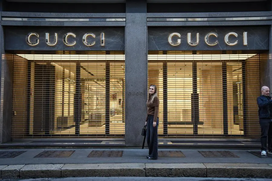 Il negozio chiuso di Gucci a Milano, 19 ottobre 2026. Serrande abbassate e commercianti in allerta nel quadrilatero della moda a Milano, dove cresce la preoccupazione per possibili nuovi disordini dopo le devastazioni del fine settimana. ANSA/MATTEO CORNER , ANSA