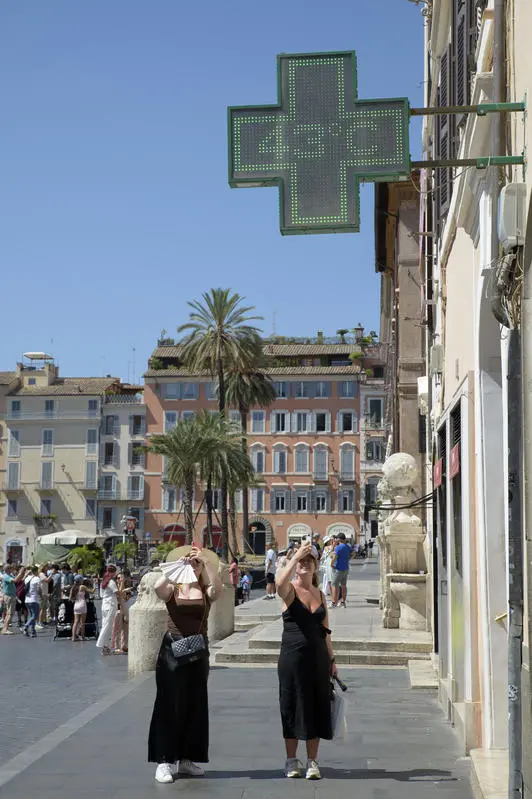 28/07/2024 Roma, la croce di una farmacia segnala una temperatura esterna di 43 gradi Celsius a causa dell'anticiclone Caronte