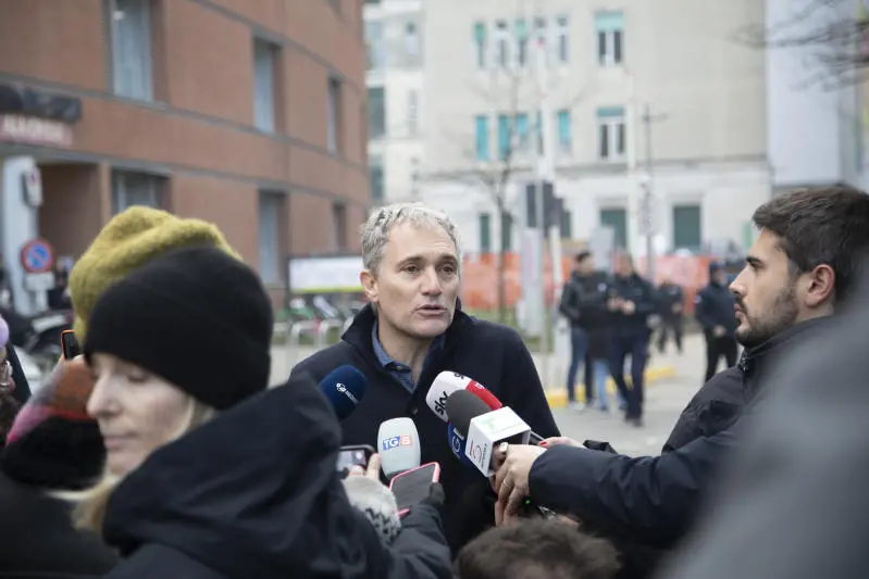 Milano, Ospedale Niguarda, Umberto Marcucci padre del 17enne Manfredi Marcucci ferito e ustionato della strage di capodanno di Crans-Montana , Francesco enriquez