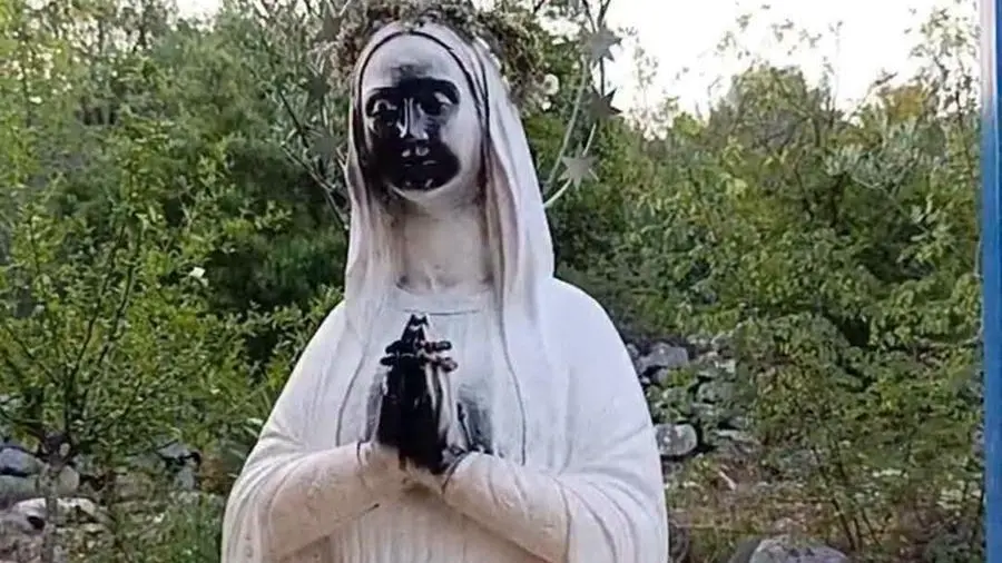 Medjugorje, vandalizzata la collina delle apparizioni: vernice nera sulla statua della Madonna e altare incendiato