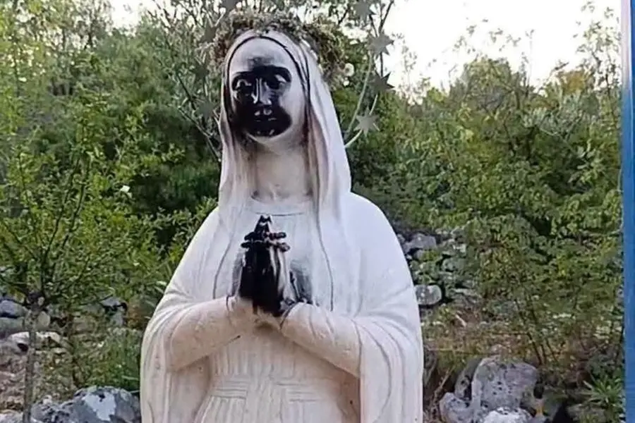 La statua della Madonna vandalizzata