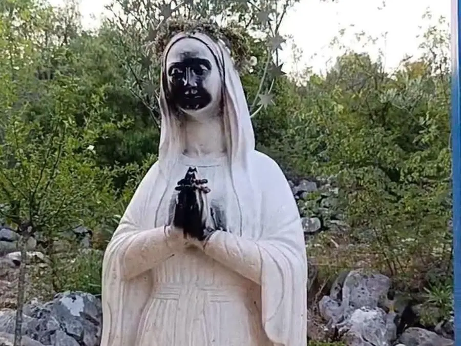 Medjugorje, vandalizzata la collina delle apparizioni: vernice nera sulla statua della Madonna e altare incendiato