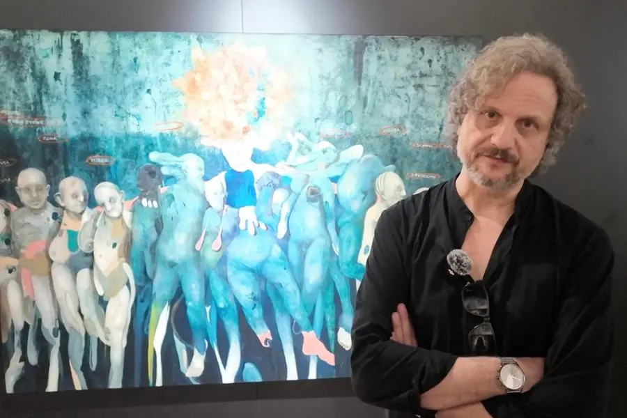 L\\'artista Sergio Padovani davanti a una delle sue opere nella Chiesa di Santa Maria dei Padri domenicani a Soave.