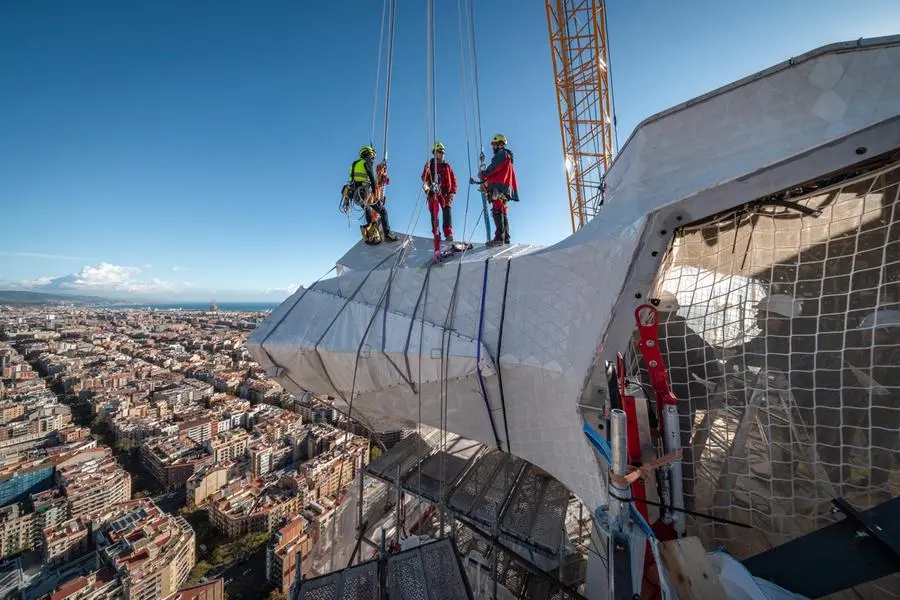 L'acrobatica costruzione della Torre di Gesù, la guglia che con i con i suoi 172,5 metri, è diventata il grande simbolo della Sagrada Familia. A 100 anni esatti dalla morte di Antoni Gaudi (10 giugno 2026) la benedizione di Papa Leone XIV.