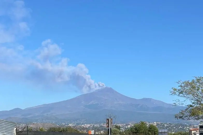 L'emissione di cenere lavica dall'Etna che ha causato la sospensione, giunta al terzo giorno consecutivo, delle attività di volo all'aeroporto di Catania, 28 settembre 2026. ANSA