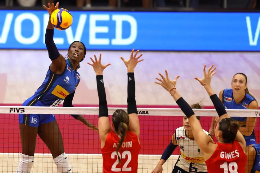 epa12359794 Italy's Paola Ogechi Egonu (L) in action against Turkey's Gaia Giovannini (C) and Zehra Gunes (R) during the FIVB Women's Volleyball World Championship 2025 final match between Italy and Turkey in Bangkok, Thailand, 07 September 2025. EPA/RUNGROJ YONGRIT