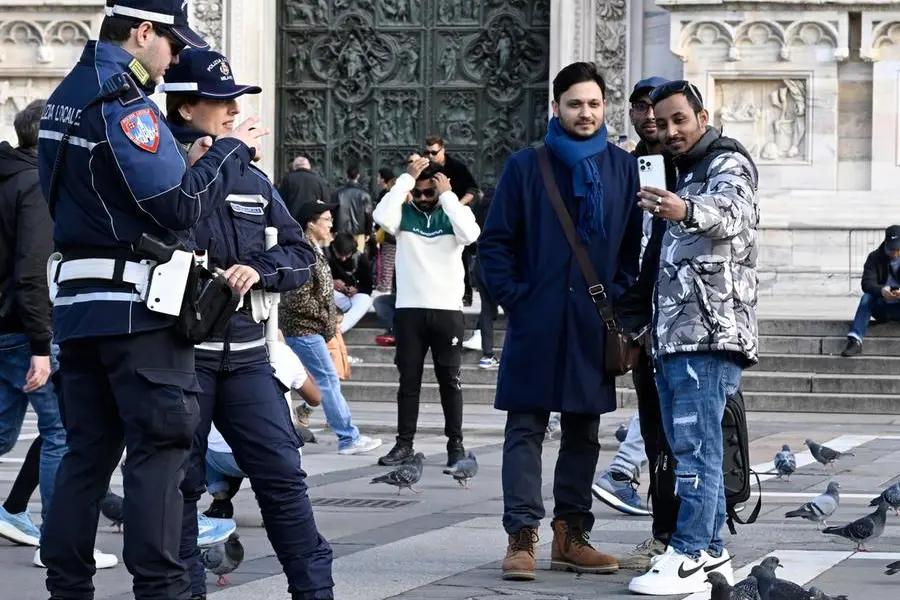 Due agenti della Polizia Locale di Milano durante un controllo in piazza Duomo , ANSA