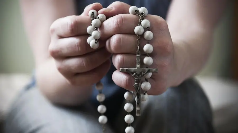 Come si recita il Rosario passo per passo