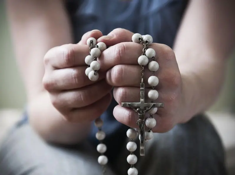 Come si recita il Rosario passo per passo