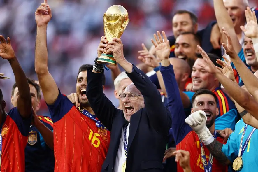 Luis De La Fuente solleva la Coppa del Mondo. Sul polso destro, \\u00E8 visibile il ciondolo azzurro della Madonna del Pilar, di cui \\u00E8 devoto (REUTERS/Lee Smith)