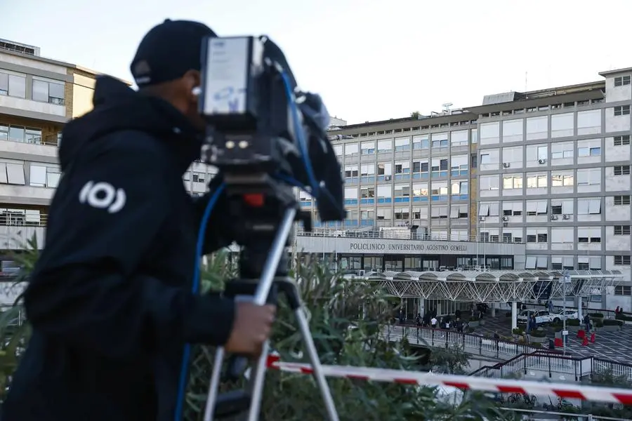 Un giornalista con il teleobiettivo fissato verso il decimo piano del Policlinico Gemelli dove \\u00E8 ricoverato papa Leone XIV , ANSA