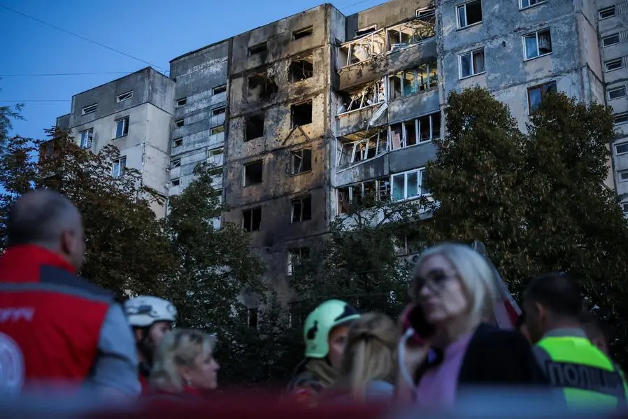 Residenti di fronte a un edificio residenziale a Kyiv colpito dai droni russi il 3 settembre. , REUTERS