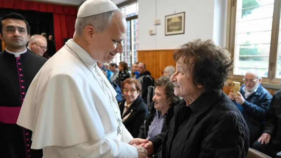 Il Papa ai giovani: «Andate a trovare i vostri nonni. Nessuno sia dimenticato»