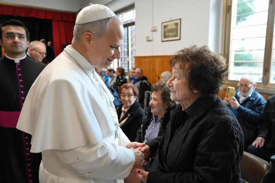 Papa Leone durante un incontro con anziani e ammalati in occasione della visita pastorale alla Parrocchia Sacro Cuore di Gesu\\' a Ponte Mammolo, nella periferia di Roma, 15 marzo 2026 , ANSA