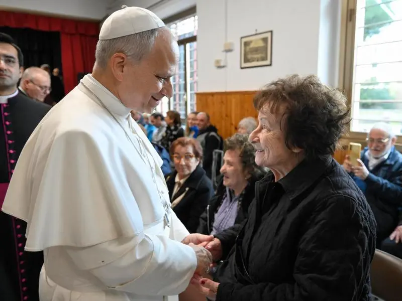 Il Papa ai giovani: «Andate a trovare i vostri nonni. Nessuno sia dimenticato»
