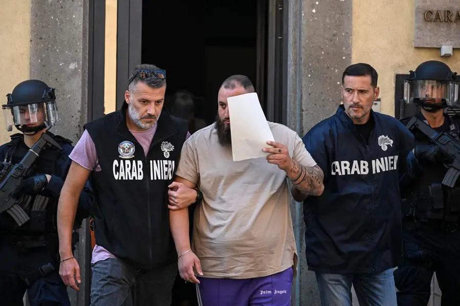 Uno dei presunti autori materiali dell'attentato al giornalista Sigfrido Ranucci esce dalla sede del Reparto Operativo - Nucleo Investigativo dei Carabinieri di via In Selci a Roma, 30 giugno 2026. ANSA/Riccardo Antimiani