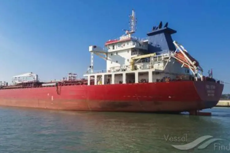 La petroliera \"Rich Starry\" di propriet\\u00E0 cinese e con bandiera del Malawi, durante l\\'attraversamento dello Stretto di Hormuz dopo il blocco imposto dagli Stati Uniti , ANSA