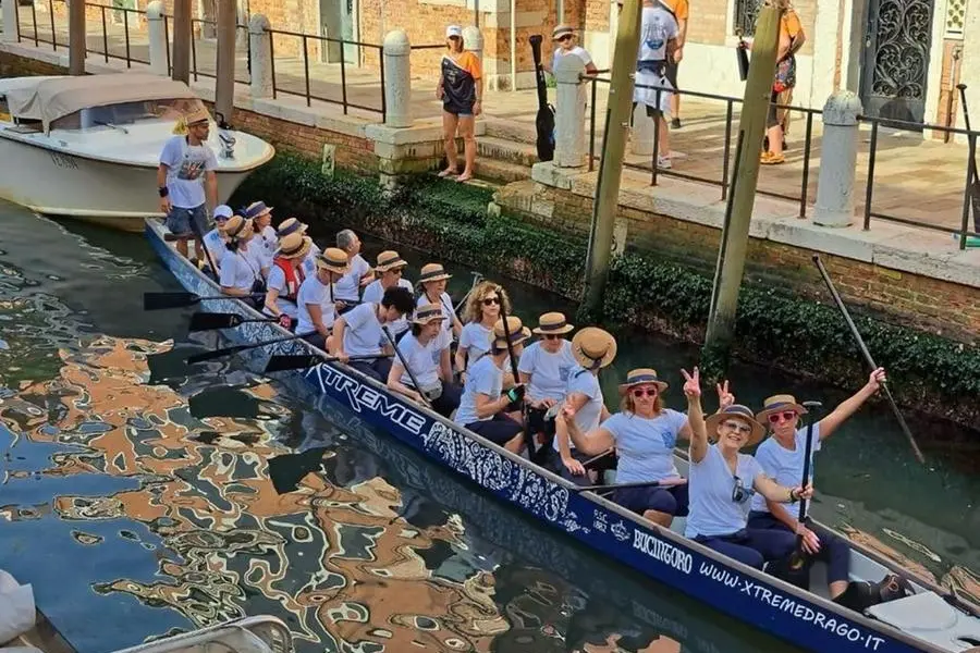 Un gruppo di donne di C6 Siloku durante una trasferta.