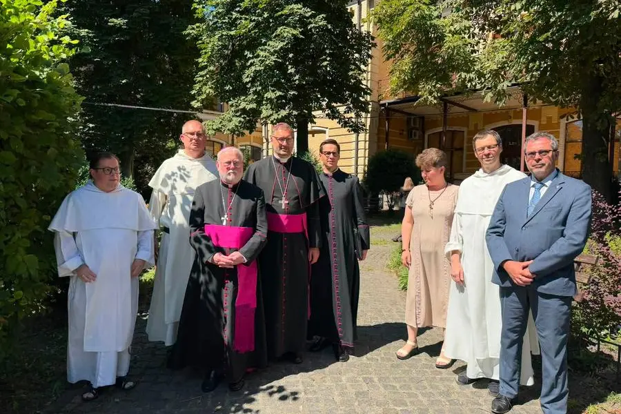 Padre Jaroslaw Krawiec, secondo a sinistra, durante la visita lo scorso luglio al monastero dei domenicani a Kyiv da parte di monsignor Paul Richard Gallagher, segretario vaticano per i Rapporti con gli Stati con il nunzio apostolico in Ucraina monsignor Visvaldas Kulbokas,