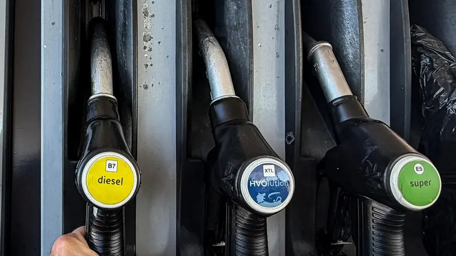 Caro carburanti, da oggi il tetto Eni: benzina a 1,99 euro e diesel a 2,19 euro. Ecco quanto si risparmia e i distributori coinvolti