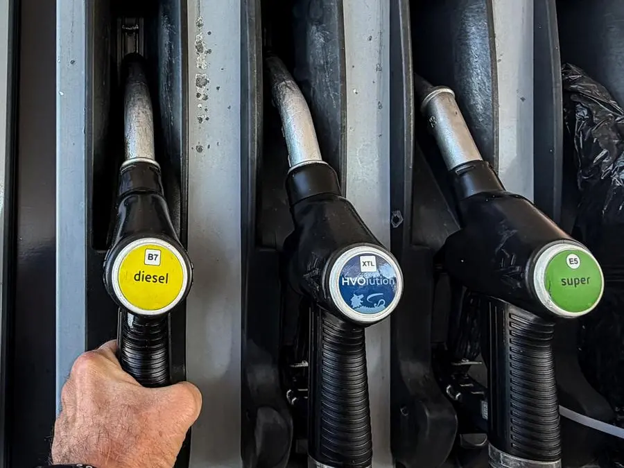 Caro carburanti, da oggi il tetto Eni: benzina a 1,99 euro e diesel a 2,19 euro. Ecco quanto si risparmia e i distributori coinvolti