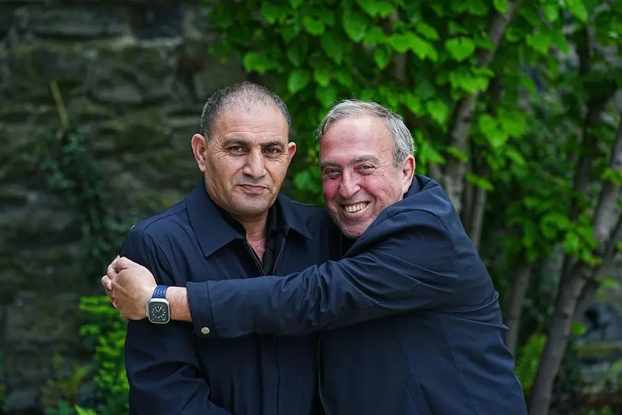 Gli attivisti e co-direttori del Parents Circle Families Forum (PCFF) Bassam Aramin (a sinistra) \\u2014 la cui figlia decenne Abir \\u00E8 stata uccisa dall\\'esercito israeliano a Gerusalemme Est nel 2007 \\u2014 e Rami Elhanan \\u2014 la cui figlia quattordicenne Smadar \\u00E8 stata uccisa da due attentatori suicidi palestinesi a Gerusalemme nel 1997. Entrambi sono intervenuti a un evento organizzato da Tr\\u00F3caire a Dublino, intitolato \"Holding Humanity \\u2013 A story of two fathers, journey to peace and reconciliation\" (Custodire l\\'umanit\\u00E0: la storia di due padri, un cammino verso la pace e la riconciliazione). Data della foto: venerd\\u00EC 17 aprile 2026. , ipa