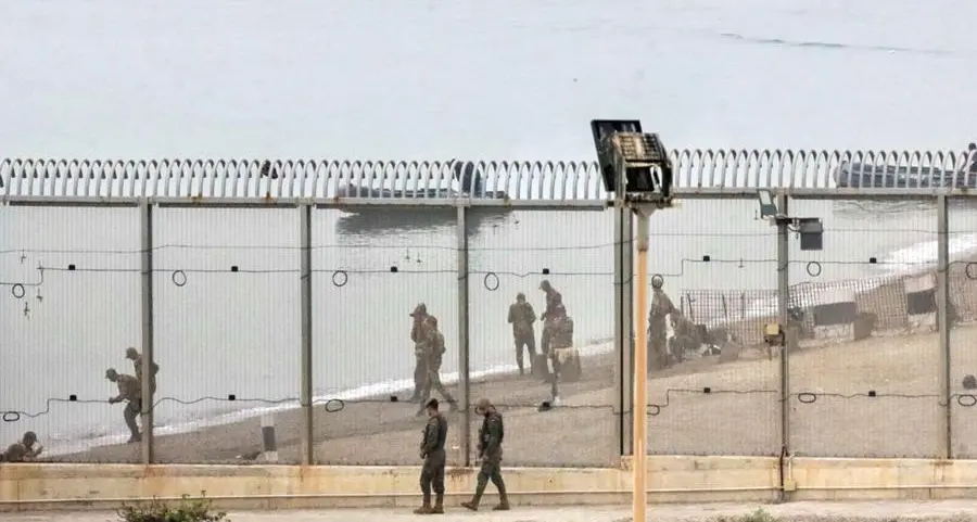 Ceuta, il Marocco ferma centinaia di migranti diretti al confine: cosa sta succedendo a Ferragosto