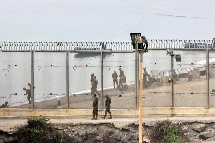 Soldati spagnoli presidiano il frangiflutti di Tarajal, che separa Ceuta dal Marocco, il 15 agosto 2026. Nella stessa giornata le forze di sicurezza marocchine hanno intercettato nei pressi di Fnideq circa trenta persone, in prevalenza migranti subsahariani, che tentavano di raggiungere irregolarmente l\\u2019exclave spagnola. EPA/Reduan , EPA