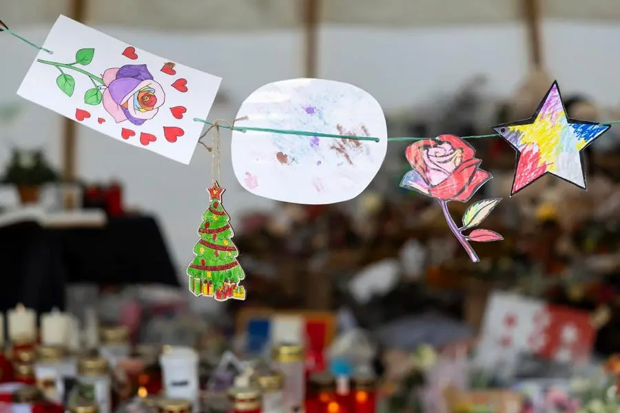 Disegni e candele in memoria delle vittime dell\\'incendio a Crans-Montana. , EPA